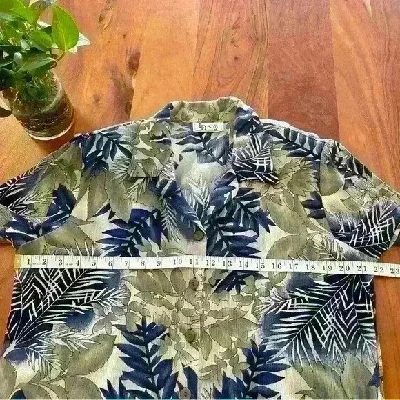 Vintage oversized Pattern Hawaiian floral short sleeves button down blouse/shirt - Picture 9 of 10